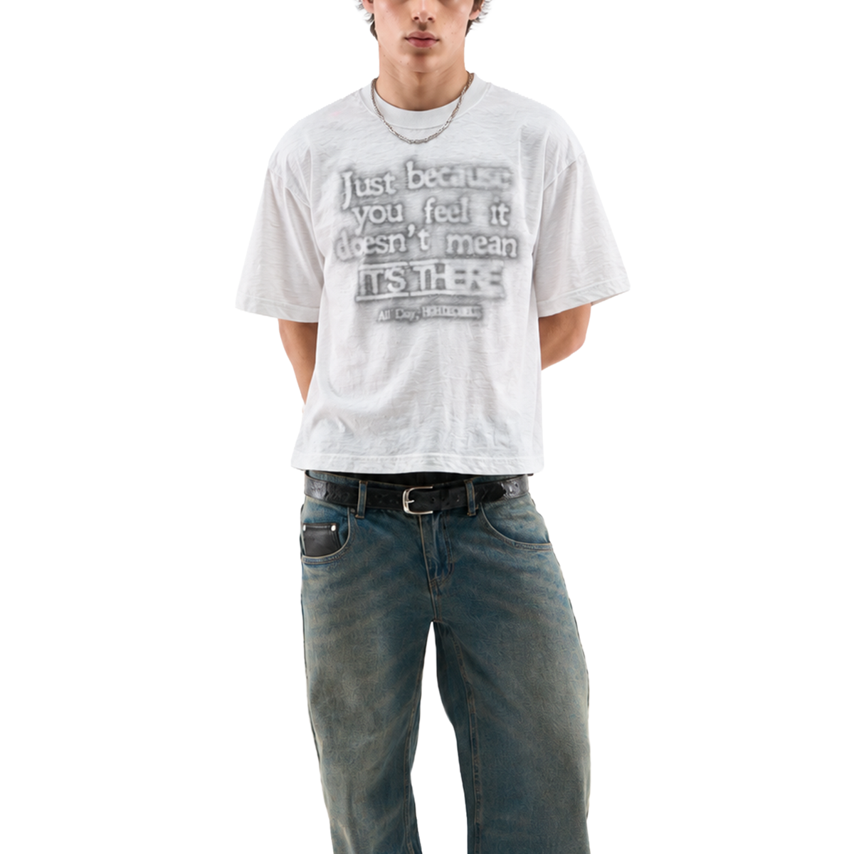 model wearing the feel it slub cotton tee in dusty white with dark jeans, boxy oversized fit